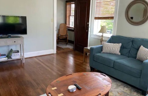 North Chattanooga Villa | Villa 2 on Forest, Bright 2 BD, walk to Frazier!