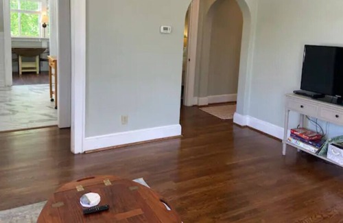 North Chattanooga Villa | Villa 2 on Forest, Bright 2 BD, walk to Frazier!