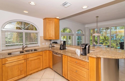 Seven Mile Beach Condo | Villa 20, Forth floor 2 bedroom, 2 bathroom, oceanfront, fully equipped.