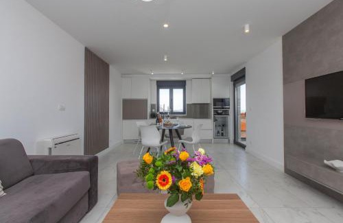Okrug Gornji Apartment | Villa 23 A heated pool
