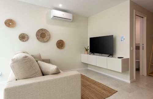Gambelas House | Villa 41 - Private Studios Faro Airport, Beach and City Center
