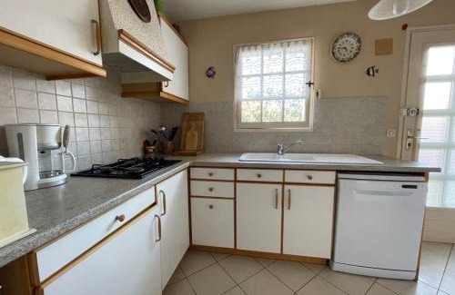 Jullouville House | Villa 5 pièces avec jardin, à 400m de la plage et 600m des commerces, wifi et barbecue inclus - FR-1-361-20