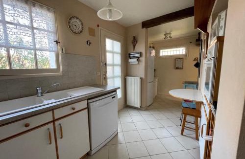 Jullouville House | Villa 5 pièces avec jardin, à 400m de la plage et 600m des commerces, wifi et barbecue inclus - FR-1-361-20