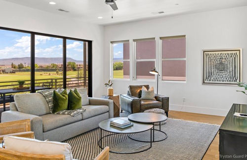 Bloomington Condo | Villa 6 Luxury Top Level!, Pool and Hot Tub