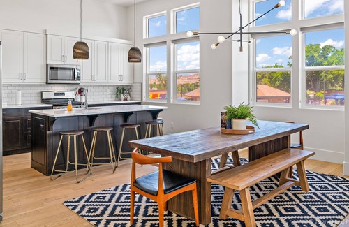 Bloomington Condo | Villa 6 Luxury Top Level!, Pool and Hot Tub