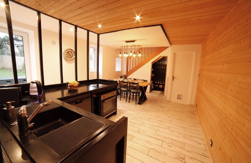 Peumerit Villa | Villa '7pers Piscine-spa Plage 4kms' with Private Terrace, Private Garden and Wi-Fi