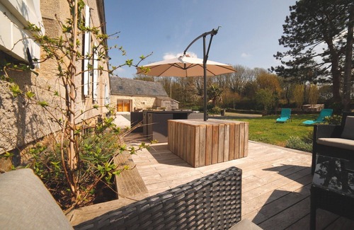 Peumerit Villa | Villa '7pers Piscine-spa Plage 4kms' with Private Terrace, Private Garden and Wi-Fi
