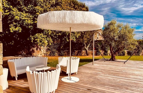 Les Artigues-de-Lussac Villa | Villa Artigue - Five Bedroom Villa, Sleeps 12