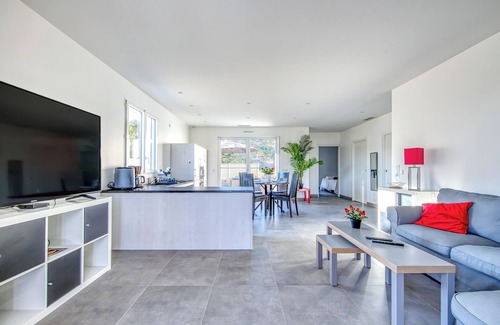 Lacanau-Ocean Villa | Villa 'Acacia - Centre-ville, Pmr' with Private Terrace, Wi-Fi and Air Conditioning