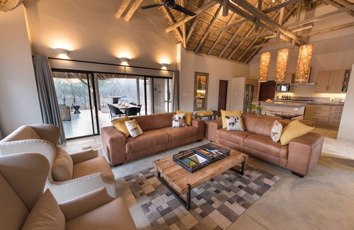 Hoedspruit Villa | Villa Amanzi: Exclusive bush living in a luxury South African Villa