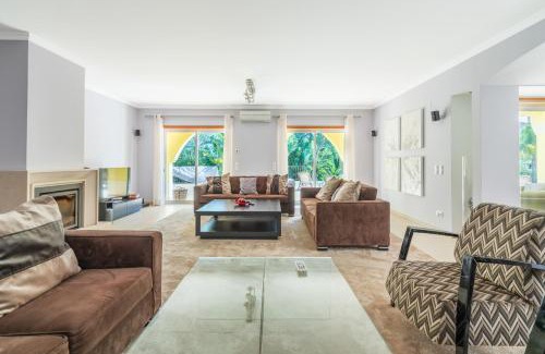 Funchal Villa | Villa Amarela - Luxurious 5 Bedroom Villa in Lagos