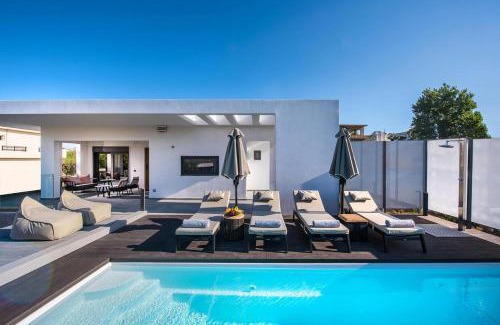Malevizi Villa | Villa Amo With Private Pool