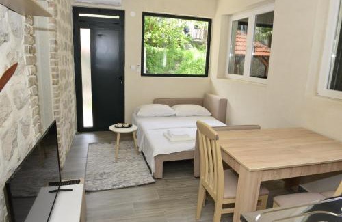 Skaljari Apartment | Villa Andrea Apartments with parking