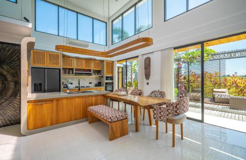 Beraban Villa | Villa Asri - Incredible Tropical 3BR close to Nyanyi beach!