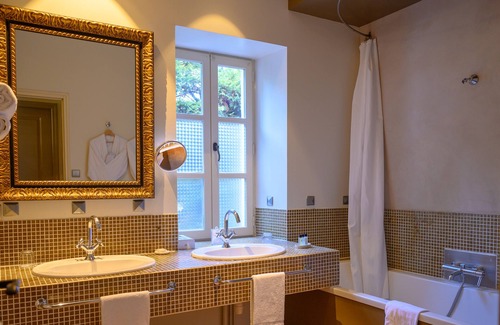 Saint-Paul-Trois-Chateaux Hotel | Villa Augusta