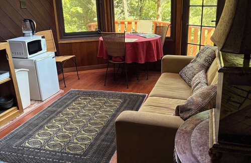 Kentfield Villa | Villa Aubergine in Kentfield - 2 beautiful bedrooms and a private bathroom