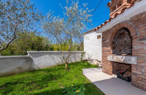 Pican House | Villa Azi, a cozy mediterranean hideaway, peaceful and fenced