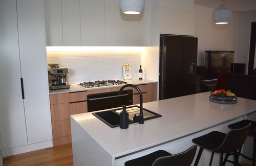 Adamstown House | Villa Bailey - Central Luxury in Newcastle