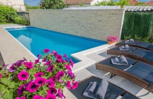 Kastel Gomilica Apartment | Villa Barbara Apartments with heated pool