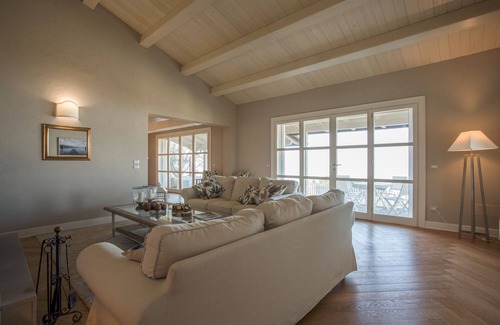 San Feliciano Villa | Villa Bianca Luna ... the lake from a cloud