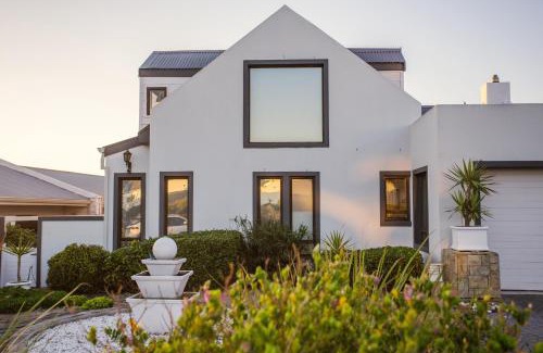 Grotto Bay Villa | Villa Blau -Stunning Beach Front House Grotto Bay Private Nature Reserve West Coast