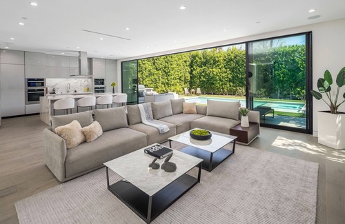 Los Angeles Villa | Villa Bond by LuxJB 🏆 Design Award-Winner 🏆 Heated Pool & Jacuzzi