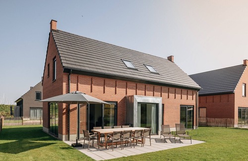 Wolphaartsdijk Villa | Villa by Lake Veere with Sauna