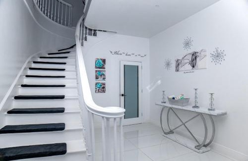 Nassau Villa | Villa By the Beach - sleeps 8 plus