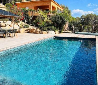 Sari-Solenzara Villa | Villa Cala d Oro Vue mer Piscine et Crique privée