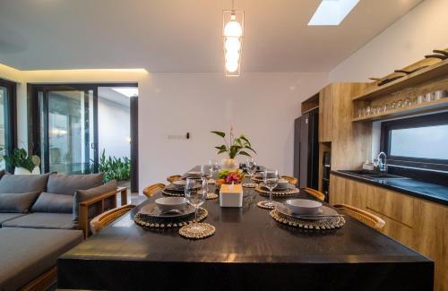 Sunset Road Villa | Villa CanSavina - 3 Rooms - Center Of Seminyak