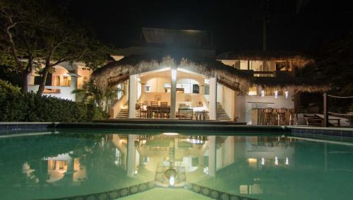 Puerto Angel Villa | Villa Casa Blanca del Faro