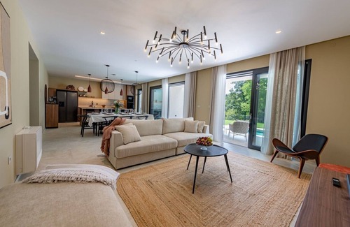 Heki Villa | Villa Castanea – Stylish 3-Bedroom Villa with Private Pool in Peaceful village