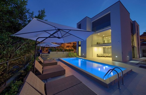 Krk Apartment | Villa Celeia - Luxurious second floor apartment with heated pool in city centre of Krk