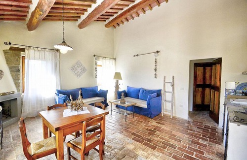 Umbertide House | Villa Cenobio A: A characteristic and welcoming apartment that is part of an ancient country house made of stone, with Free WI-FI.