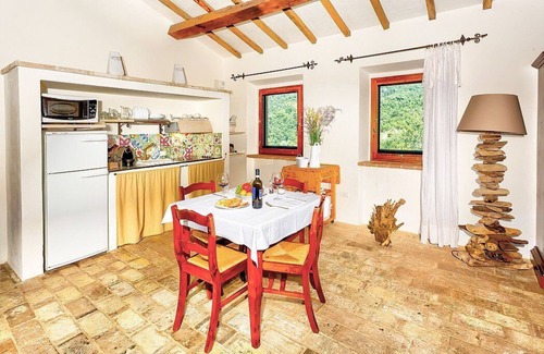 Umbertide House | Villa Cenobio B: A characteristic and welcoming apartment that is part of an ancient country house made of stone, with Free WI-FI.