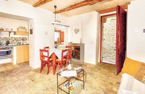 Umbertide House | Villa Cenobio E: A characteristic and welcoming apartment that is part of an ancient country house made of stone, with Free WI-FI.