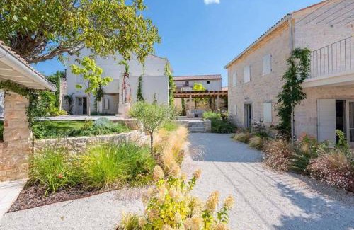 Radovani Villa | Villa Charlotte for 14 persons with 73m2 Pool in Central Istria - Daily Housekeeping & Breakfast Service