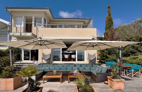Andernos-les-Bains Villa | Villa Cissia and its terrace overlooking the beach, for dreamy moments.
