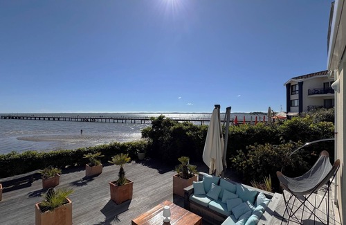 Andernos-les-Bains Villa | Villa Cissia and its terrace overlooking the beach, for dreamy moments.