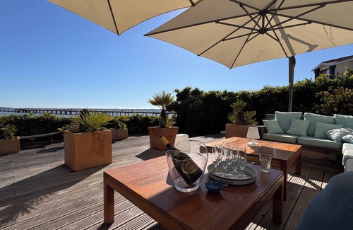 Andernos-les-Bains Villa | Villa Cissia and its terrace overlooking the beach, for dreamy moments.