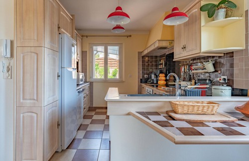 Venasque Villa | Villa "Clos Des Fontaines" with Mountain View, Shared Pool & Wi-Fi