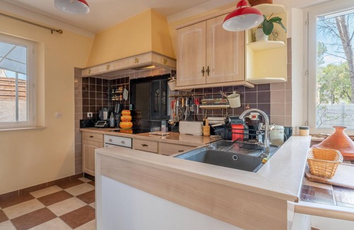 Venasque Villa | Villa "Clos Des Fontaines" with Mountain View, Shared Pool & Wi-Fi