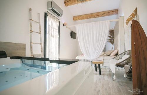 Cuges-les-Pins Bed & Breakfast | Villa CoCoon - Love room cocooning & 50 nuances