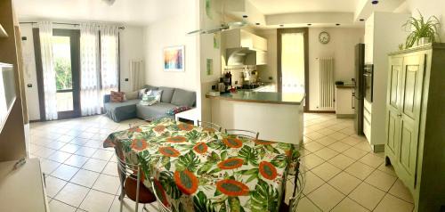 Garda House | Villa con ampio giardino esterno e piscina condominiale