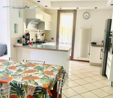 Garda House | Villa con ampio giardino esterno e piscina condominiale