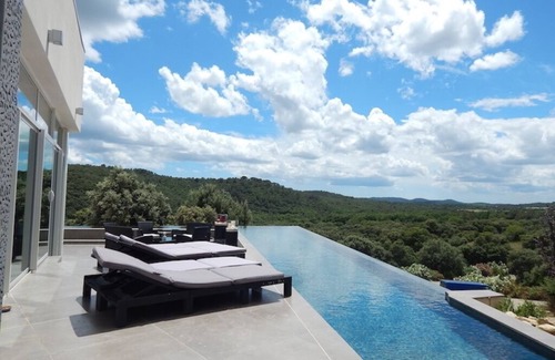 Corconne Villa | Villa Contemporaine Avec vue Panoramique sur le Pic Saint Loup