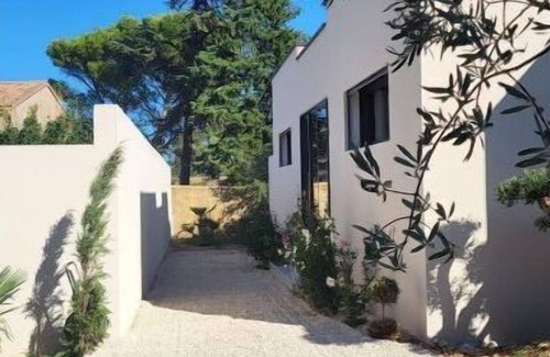 Lirac Villa | Villa Contemporaine Entre Oliviers et Garigues