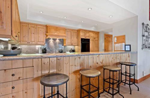 Vail Apartment | Villa Cortina 330 by East West Hospitality