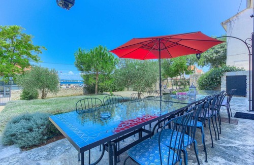 Tkon Villa | Villa Cubismo - with a pool for 18 guests, close to restaurants and cafes