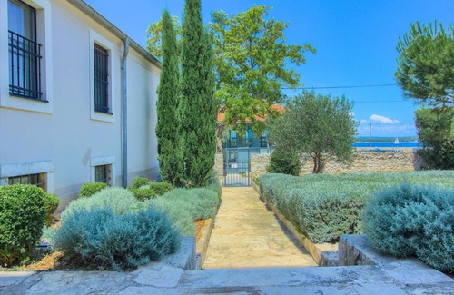 Tkon Villa | Villa Cubismo - with a pool for 18 guests, close to restaurants and cafes